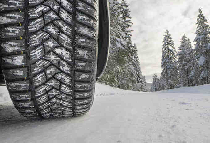 Où mettez-vous des pneus neige sur une voiture?
