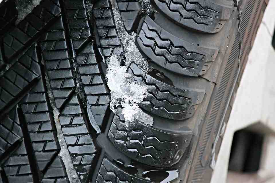 Quelle est la différence entre ces pneus d'été et 4 saisons?