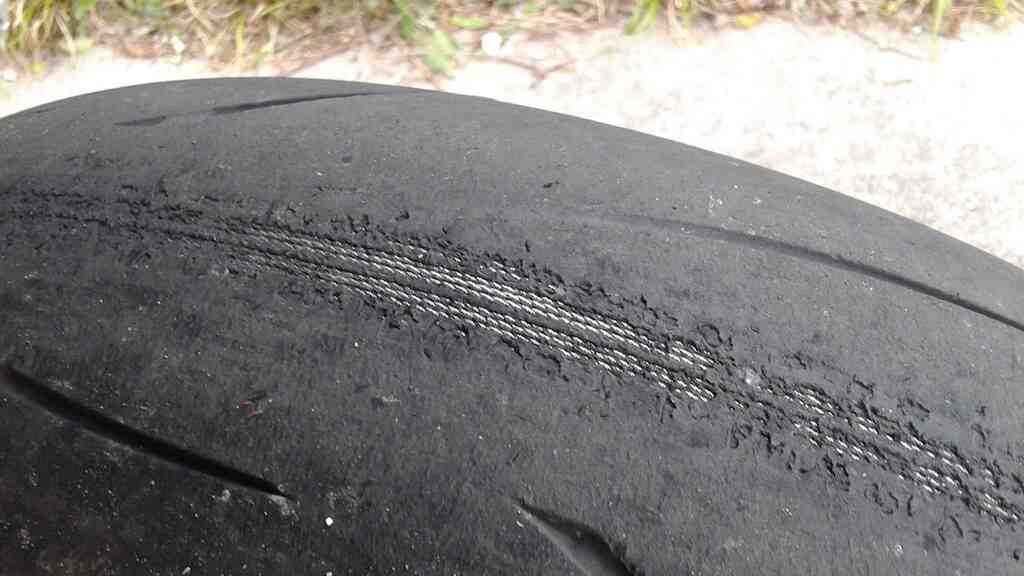 Comment reconnaître les pneus asymétriques?