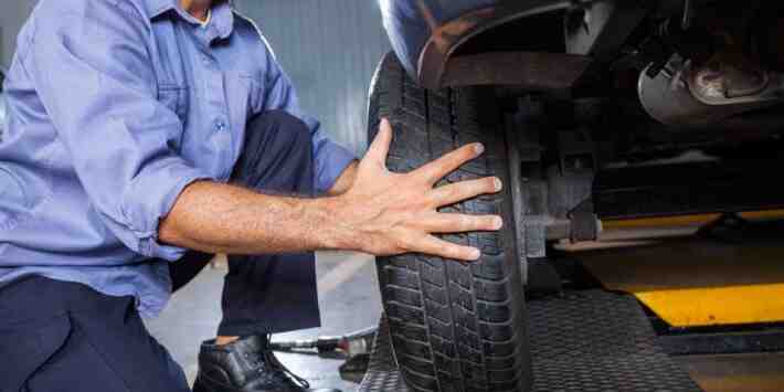 Comment savoir si un pneu va vers la gauche ou vers la droite?